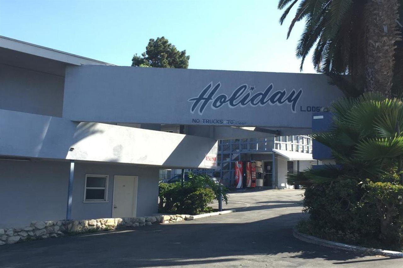 Holiday 2*